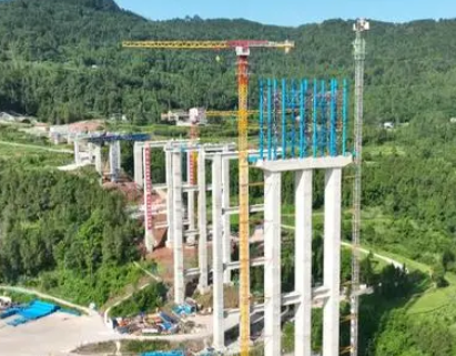 鎮廣高速雲台通江河特大橋施工現場吊裝作業