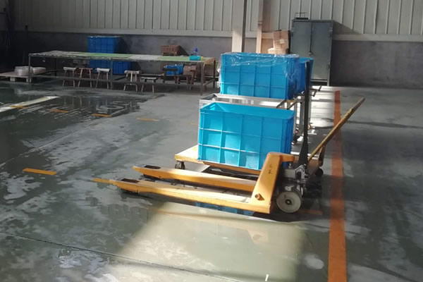 草莓视频污污污手動搬運車是車間廠房常備搬運工具